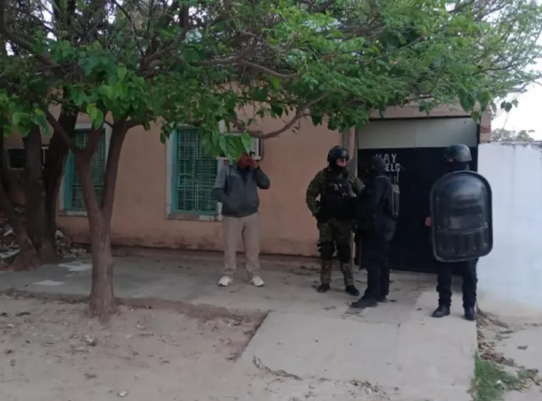 ADENTRO DE UN ROPERO HALLARON A ESCURRIDIZO PRÓFUGO DE HOMICIDIO