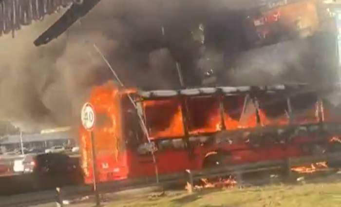 SE PRENDIÓ FUEGO UN MICRO QUE LLEVABA A HINCHAS DE RIVER