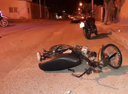 CHOCÓ CONTRA OTRA MOTOCICLETA Y SE DIO A LA FUGA: HAY UNA HERIDA