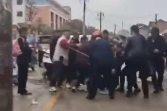 ATROPELLO MASIVO EN CHINA: VEHÍCULO EMBISTIÓ A UN GRUPO DE ESTUDIANTES