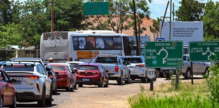FUROR POR BRASIL: 20 TURISTAS POR MINUTO ESTÁN CRUZANDO POR PASO DE LOS LIBRES