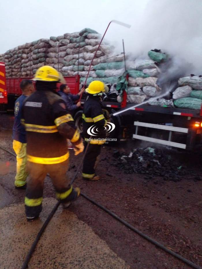 SE INCENDIÓ UN CAMIÓN CARGADO DE CARBÓN EN PLENA RUTA N°12