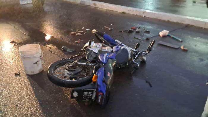 POR LA LLOVIZNA FUERTE, MOTOCICLISTA NO VIO Y CHOCÓ A UN PEATÓN