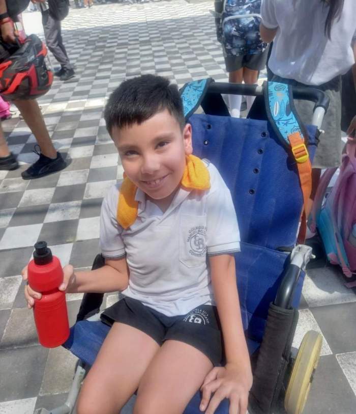 BENJA SIGUE ESPERANDO SU SILLA MOTORIZADA PARA VOLVER A LA ESCUELA