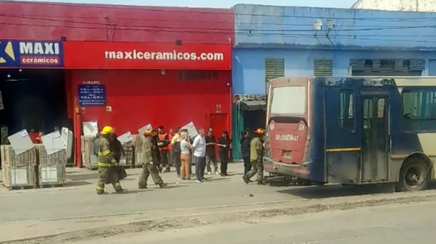 ABRIÓ LA PUERTA DE SU CAMIONETA Y TIRÓ A UNA MUJER QUE MURIÓ ATROPELLADA POR UN COLECTIVO