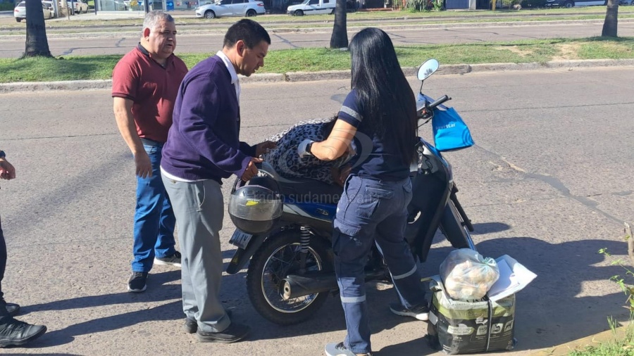 MOTOCICLISTA SALIÓ HACIA LA AVENIDA Y CHOCÓ CON UN AUTOMÓVIL